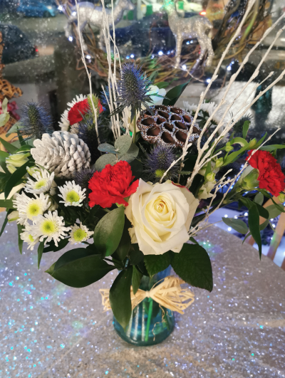 Frost and sparkles - A seasonal mix in a vase